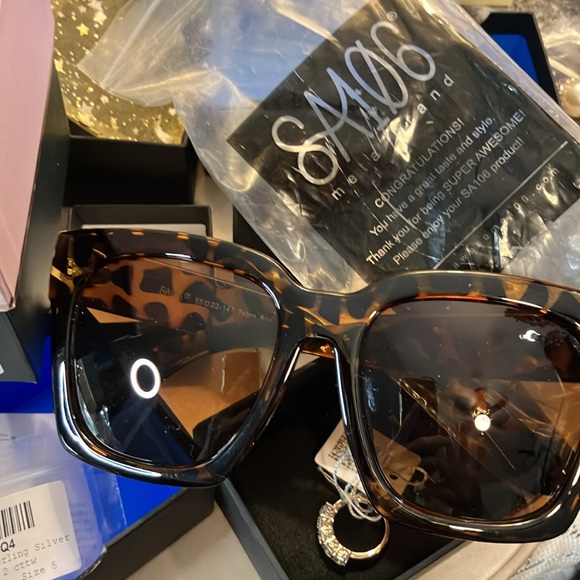 Big assortment of ladies, jewelry rings, earrings, watches, sterling silver plus - Picture 6 of 11